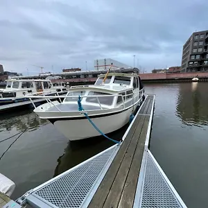 Suesses Motorboot - Ueberseestadt Bremen